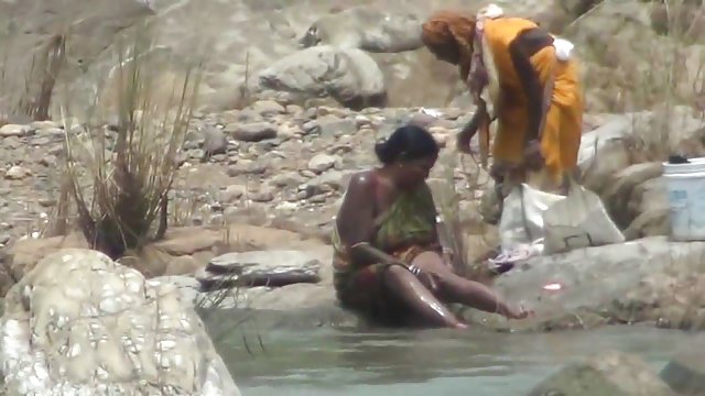 अश्लील ऑनलाइन नोंदणी नाही जे व्हिडिओ नये, ओपन एअर बाथ मध्ये नदी करून लपलेले कॅम