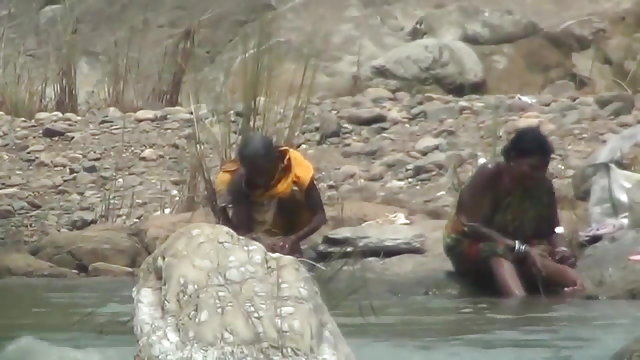 अश्लील ऑनलाइन नोंदणी नाही महिला मादक चित्र चित्रपट ओपन-एअर बाथ मध्ये नदी करून लपलेले कॅम
